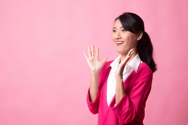 Mladá asijská žena je překvapený a úsměv. — Stock fotografie
