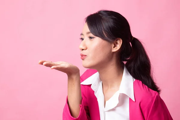 Mooie jonge Aziatische vrouw klap een kus. — Stockfoto