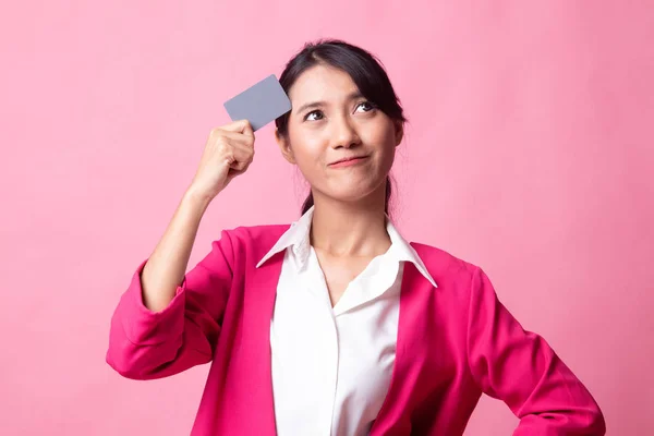 Ung asiatisk kvinna tänka med ett tomt kort. — Stockfoto