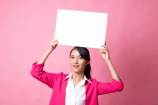 Junge asiatische Frau mit weißem Blankoschild. — Stockfoto