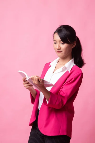 Young Asian woman read a book. — Stock Photo, Image