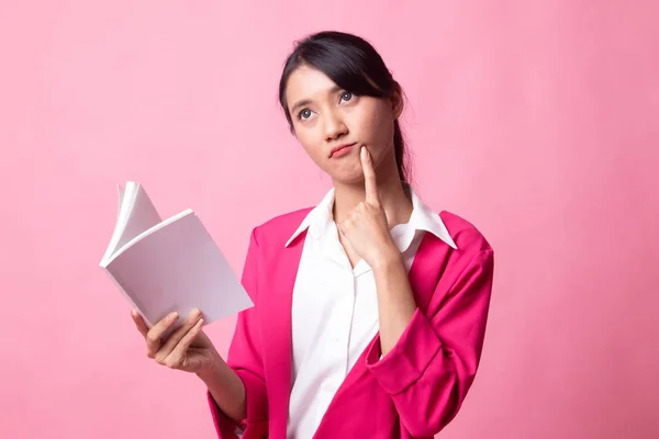 Jonge Aziatische vrouw met een boek is denken. — Stockfoto