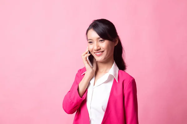 Joven mujer asiática hablando con teléfono móvil . —  Fotos de Stock