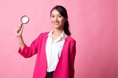 Bir büyüteç ile genç Asyalı kadın.