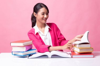 Genç Asyalı kadın kitapları tablo ile bir kitap okumak.