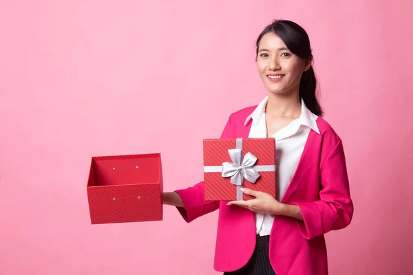 Joven mujer asiática abrir una caja de regalo de oro . — Foto de Stock