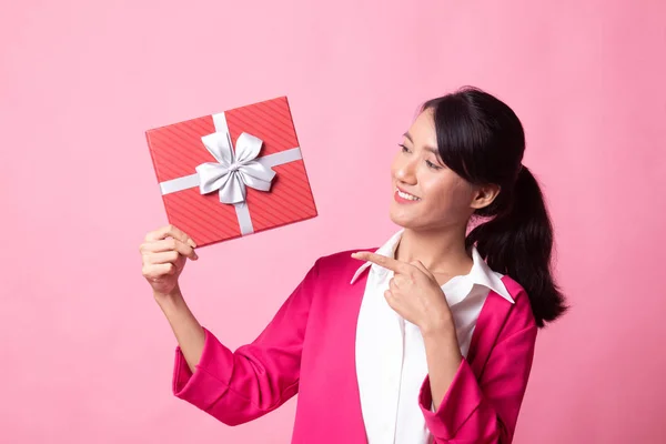 Mujer asiática joven con una caja de regalo . —  Fotos de Stock