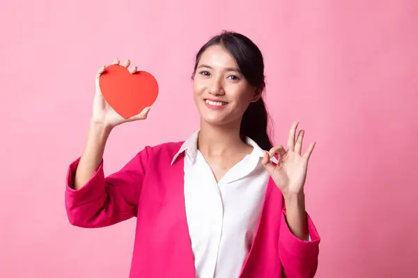 Asiática mujer espectáculo OK con rojo corazón . —  Fotos de Stock