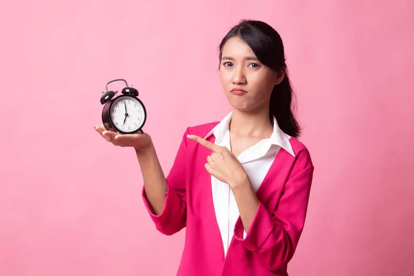 Сердиті молоді азіатські жінки точки з годинником. — стокове фото
