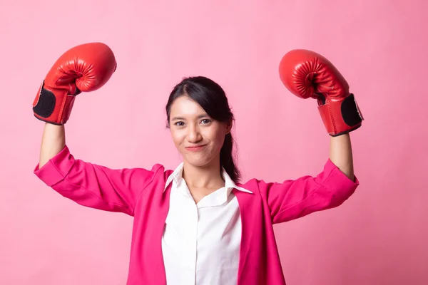 Joven mujer asiática con guantes de boxeo rojos . —  Fotos de Stock