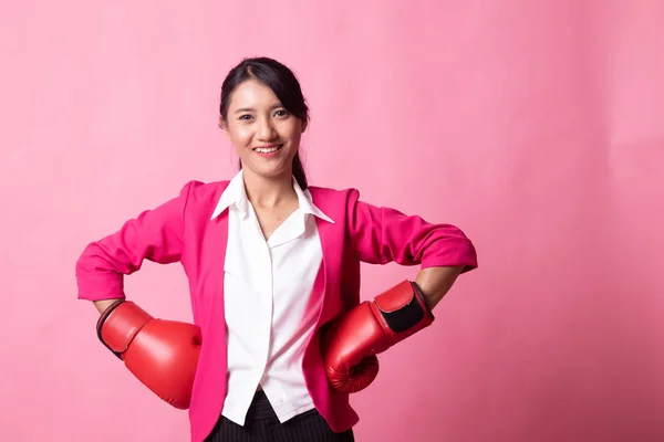 Giovane donna asiatica con guanti da boxe rossi . — Foto Stock