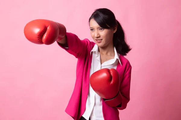 Giovane donna asiatica con guanti da boxe rossi . — Foto Stock