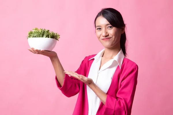 健康的亚裔女子和沙拉. — 图库照片