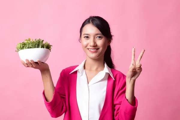 Здорові азіатські жінки Показати знак перемоги з салатом. — стокове фото