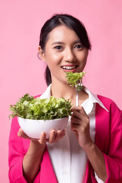 健康的亚裔女子和沙拉. — 图库照片