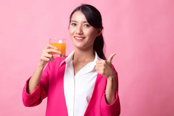 若いアジア女性の親指ドリンク オレンジ ジュース. — ストック写真
