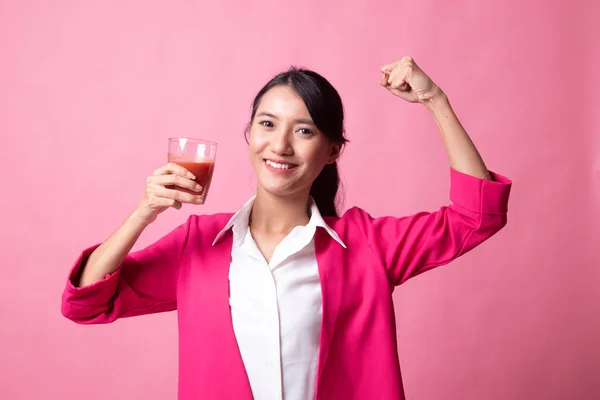 Forte donna asiatica sana con succo di pomodoro . — Foto Stock