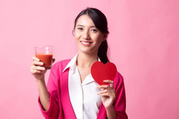 Fiatal ázsiai nő a paradicsom levet és piros szív. — Stock Fotó