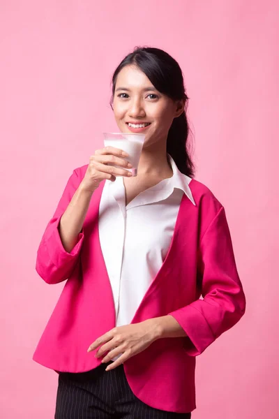 健康的なアジアの女性のミルクのガラスを飲む. — ストック写真