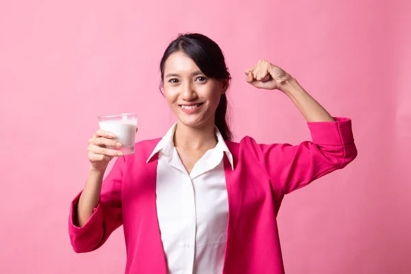 Femme asiatique en bonne santé boire un verre de lait . — Photo