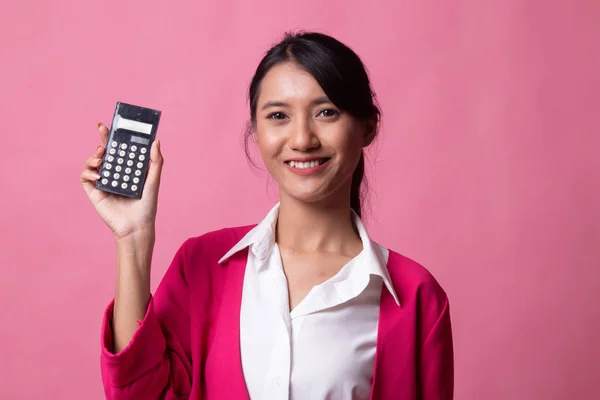 Aziatische vrouw glimlach met calculator. — Stockfoto