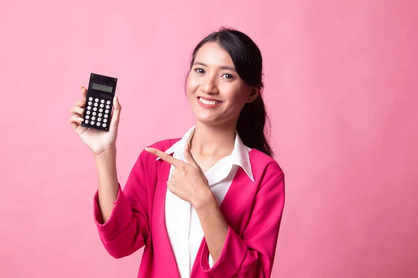 Aziatische vrouw punt naar de calculator. — Stockfoto