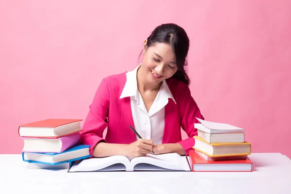 Jonge Aziatische vrouw Lees een boek met boeken op tafel. — Stockfoto