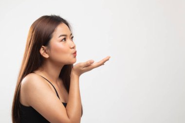 Güzel genç Asyalı kadın bir öpücük darbe.