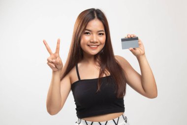 Boş bir kart ile genç Asyalı kadın gösterisi zafer.