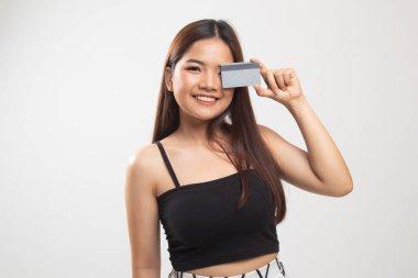 Genç Asyalı kadın gözü üzerinde boş kartı ile.