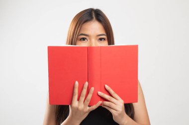 Bir kitapla genç Asyalı kadın kapak yüzü.