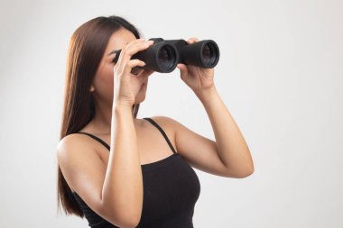 Dürbün ile genç Asyalı kadın.
