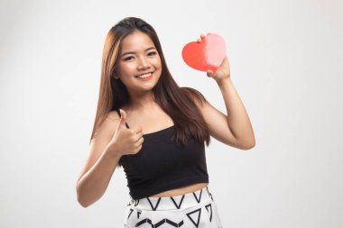 Asyalı kadın başparmak yukarıya ile kırmızı kalp.