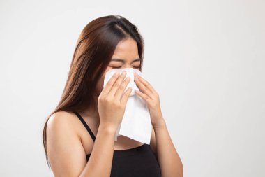 Genç Asyalı kadın hasta ve grip var.