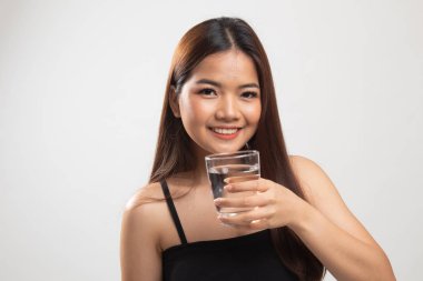 Genç Asyalı kadın ile içme suyu bir bardak.
