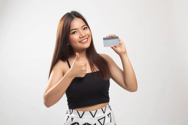 Jovem mulher asiática polegares para cima com um cartão em branco . — Fotografia de Stock