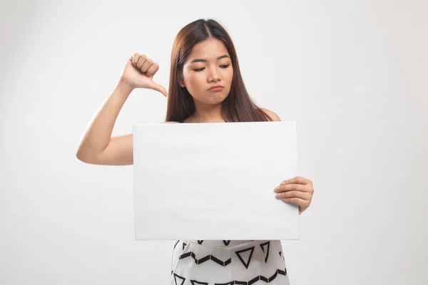 年轻的亚裔女子将拇指下来带白色空白标志. — 图库照片