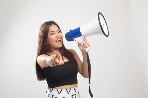 Mooie jonge Aziatische vrouw kondigen met megafoon. — Stockfoto