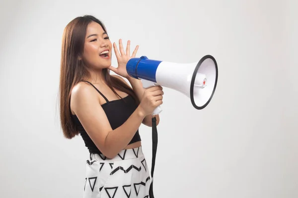 Mooie jonge Aziatische vrouw kondigen met megafoon. — Stockfoto