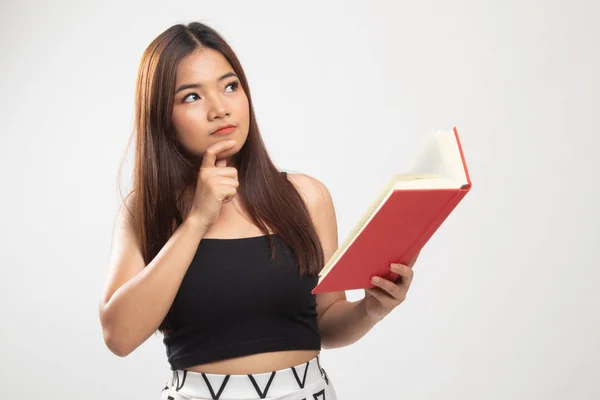 Joven mujer asiática con un libro está pensando . — Foto de Stock