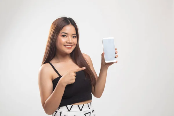 Giovane donna asiatica punta al telefono cellulare . — Foto Stock