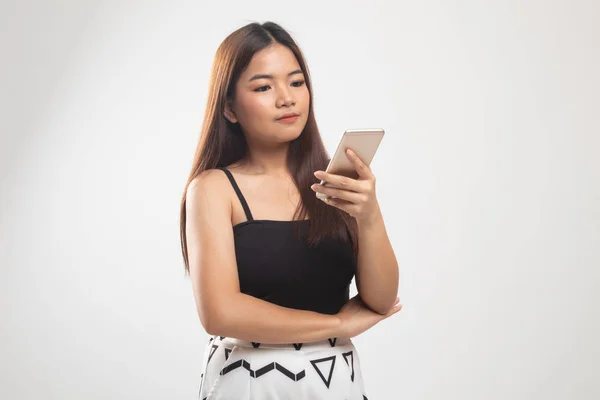 Jeune femme asiatique avec téléphone mobile. — Photo