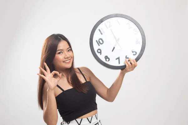 Genç Asyalı kadın ile bir saat Tamam göster. — Stok fotoğraf