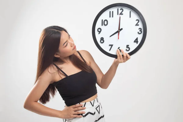 Joven asiático mujer con un reloj. —  Fotos de Stock