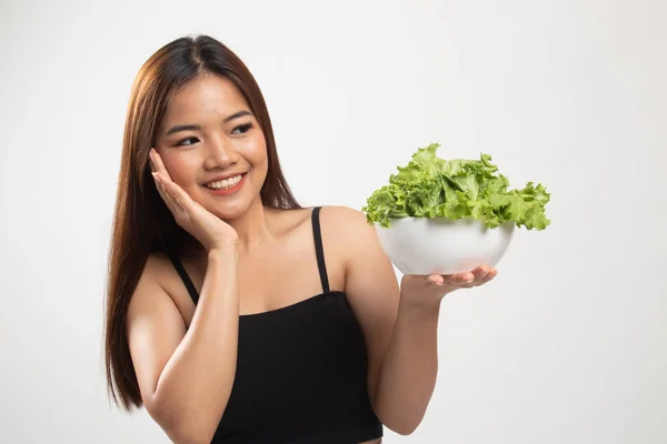 Здоровая азиатка с салатом . — стоковое фото