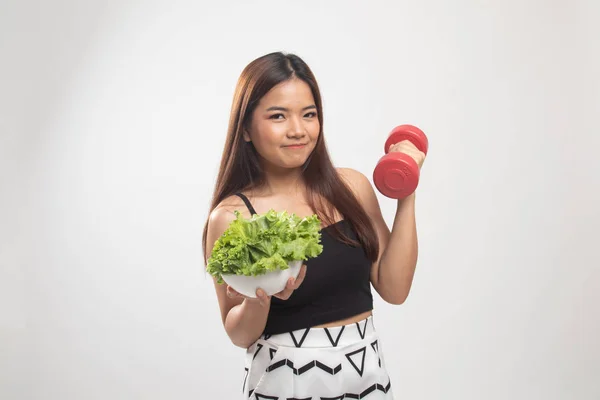 Gezonde Aziatische vrouw met halters en salade. — Stockfoto