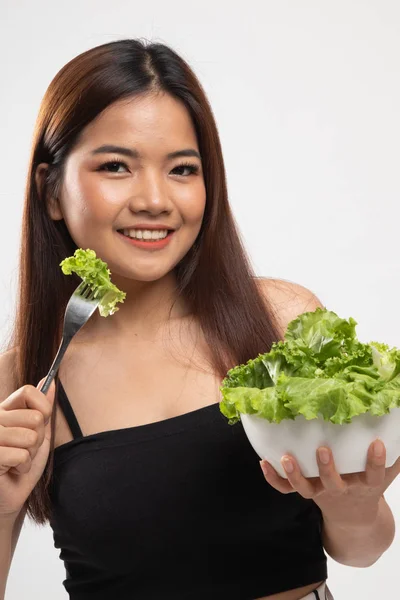 Gezonde Aziatische vrouw met salade. — Stockfoto