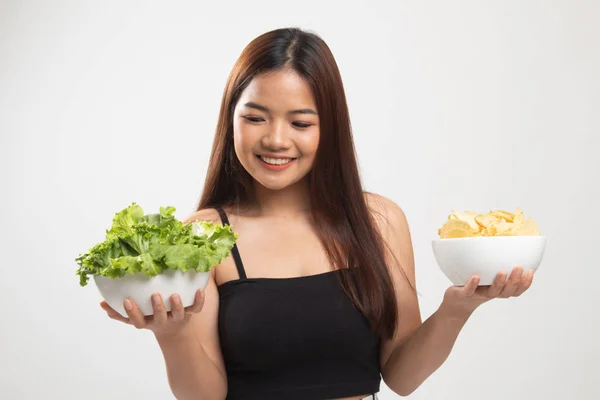 Mujer asiática joven con papas fritas y ensalada . — Foto de Stock