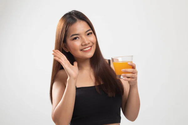 Gelukkig jonge Aziatische vrouw drankje oranje sap. — Stockfoto