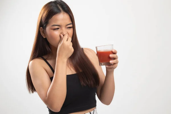 Joven mujer asiática odia el jugo de tomate . —  Fotos de Stock